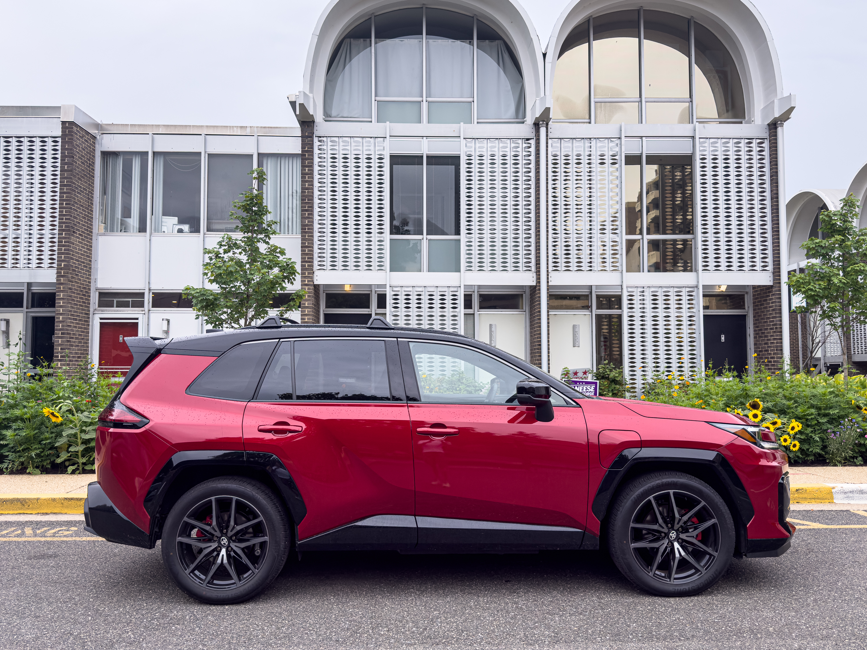 Toyota RAV4 plug-in 2026: велика батарея робить повсякденні поїздки повністю електричними 2