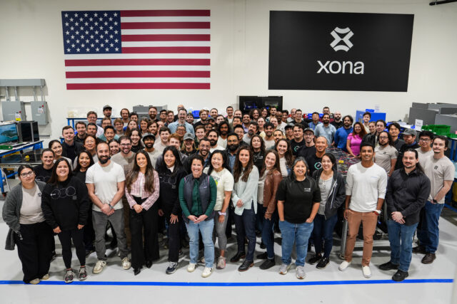 Колективне фото команди Xona Space Systems усередині заводу компанії в Берлінгеймі, Каліфорнія.