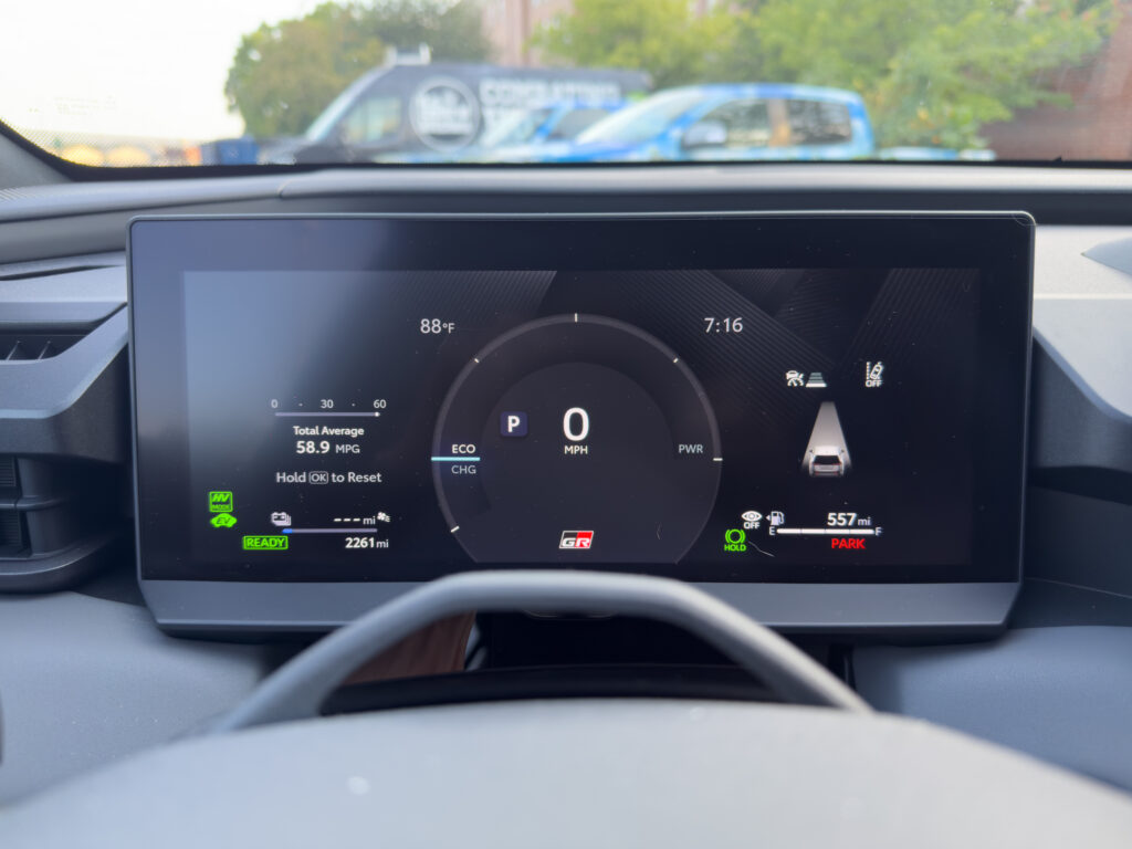 Toyota RAV4 plug-in 2026: велика батарея робить повсякденні поїздки повністю електричними 5