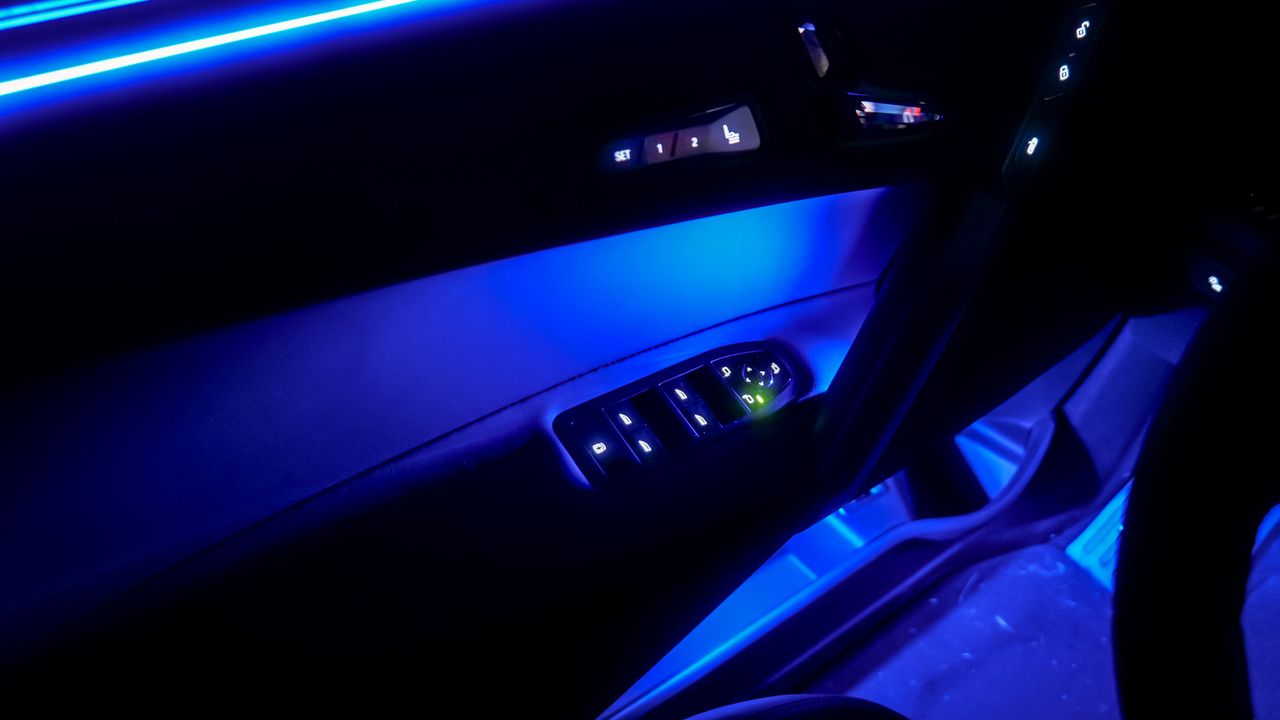 Audi Q6 e-tron проти BMW iX: яку розкішну електроніку обрати 50