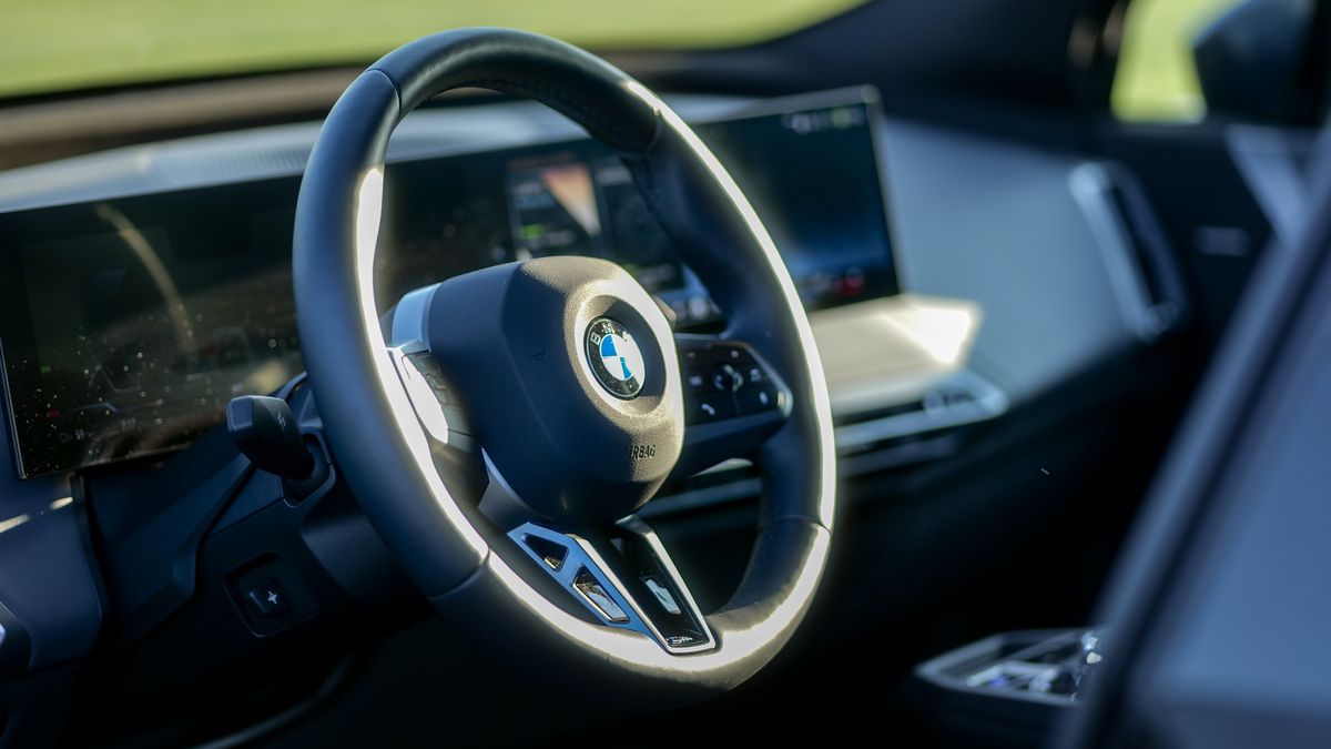 Audi Q6 e-tron проти BMW iX: яку розкішну електроніку обрати 19