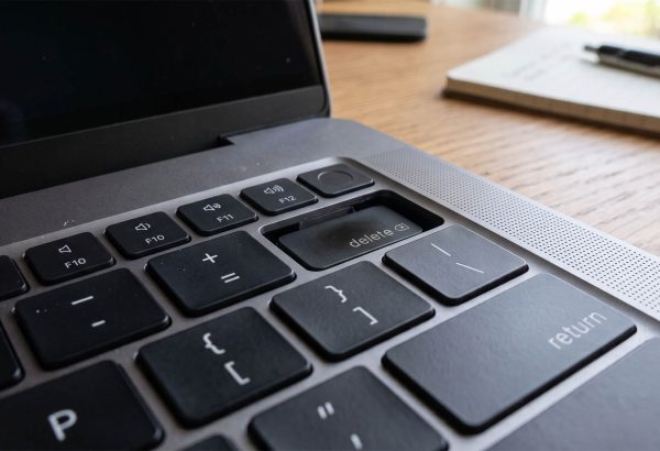 Власник MacBook Pro M5 Max: завищені температури “вбили” клавішу Backspace, ремонт обійшовся б у $895 без гарантії