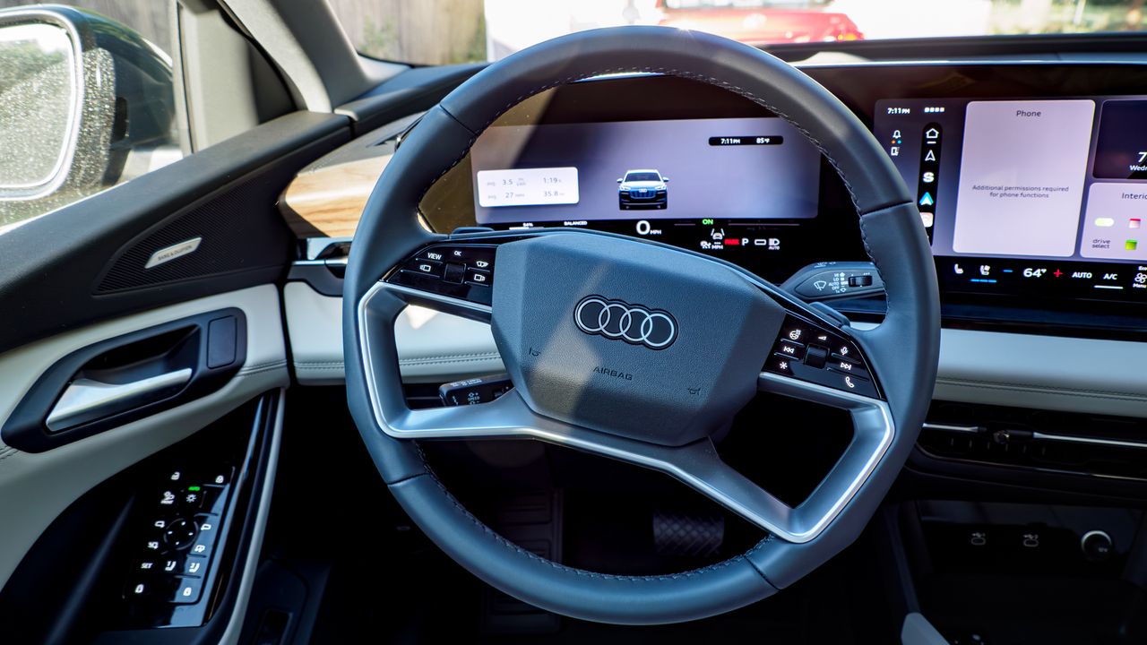 Audi Q6 e-tron проти BMW iX: яку розкішну електроніку обрати 26
