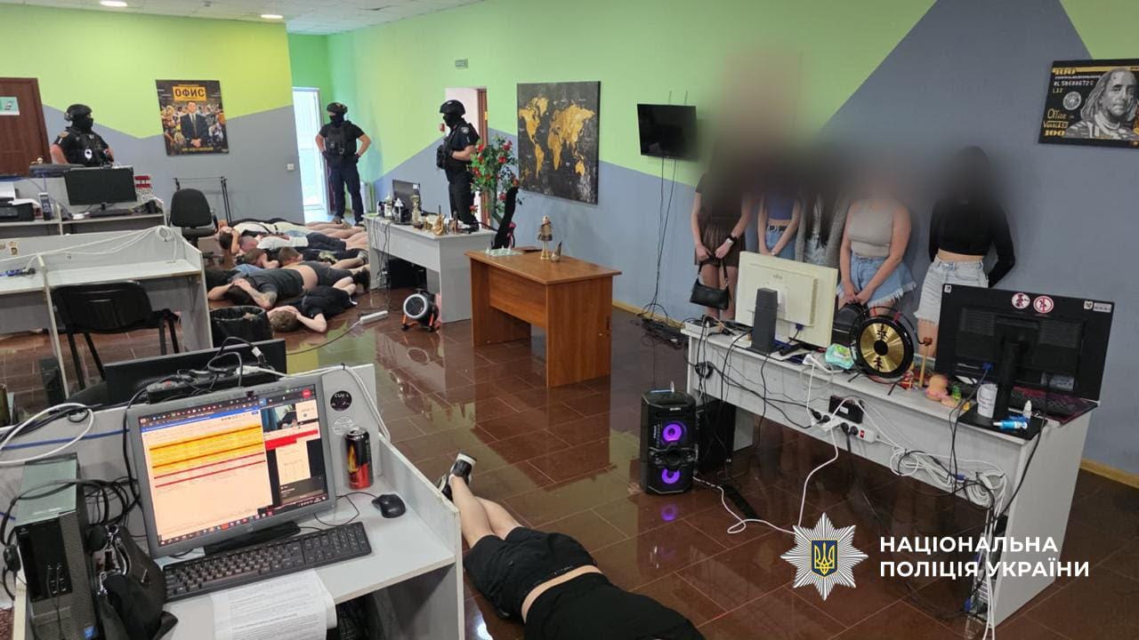 Україна викрила 94 шахрайські кол-центри, вилучивши мільйони готівки 3
