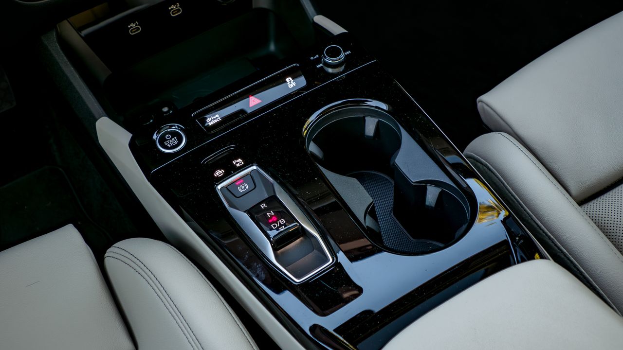 Audi Q6 e-tron проти BMW iX: яку розкішну електроніку обрати 28