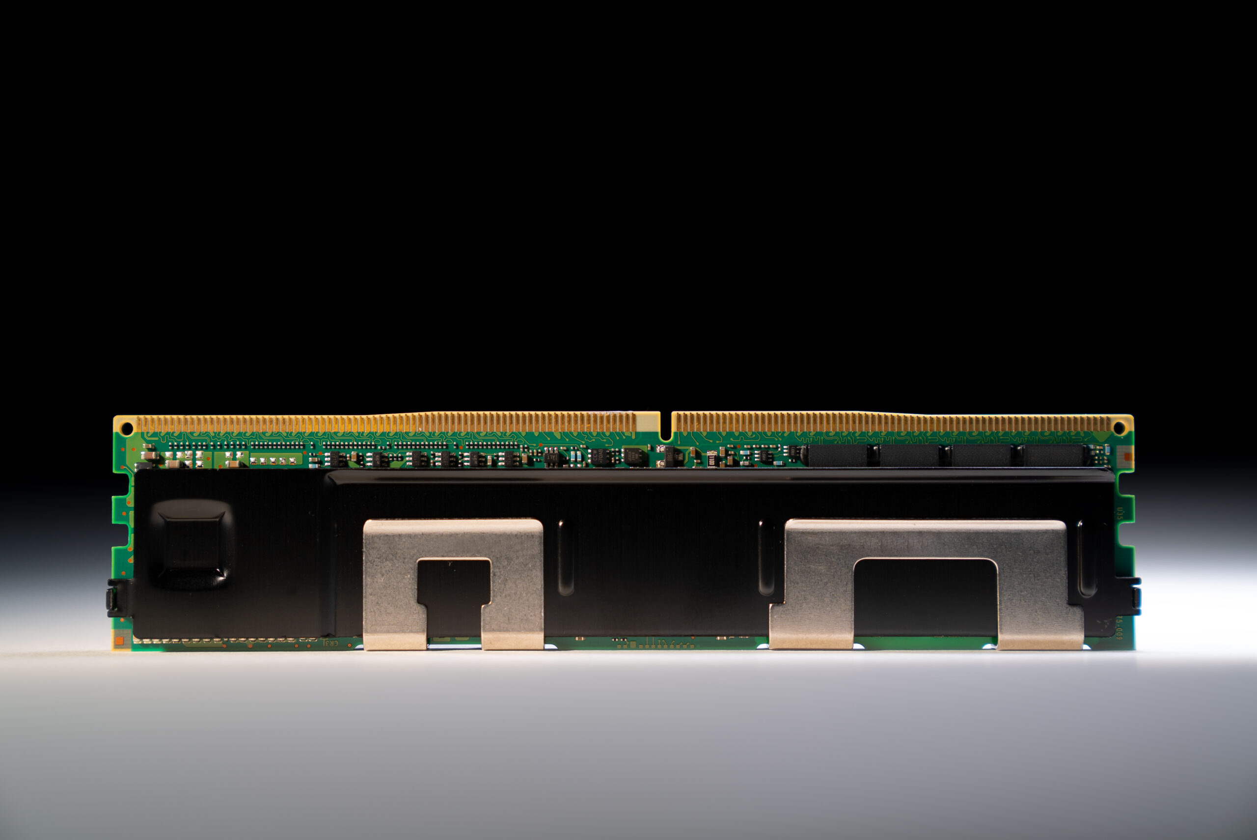 Intel натякає на повернення до виробництва пам'яті з новою архітектурою та 3D-стекуванням 2