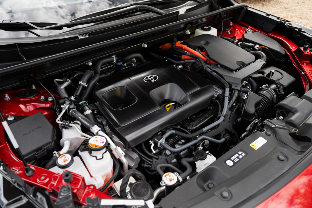 Toyota RAV4 plug-in 2026: велика батарея робить повсякденні поїздки повністю електричними 3