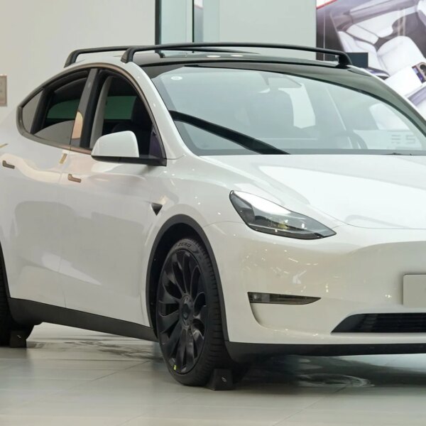Tesla відкликає 3 мільйони автівок через несправні ручки дверей