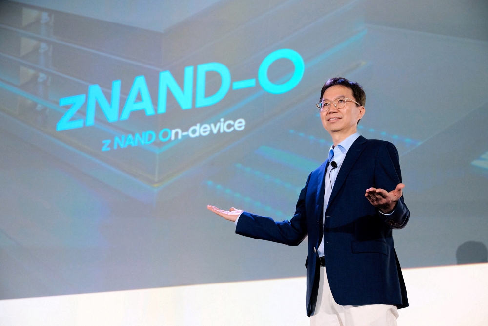 Samsung долає "стіну" пам'яті та сховища: 400+ шарів V10 BV-NAND та zHBM, що розміщує HBM безпосередньо на ШІ-чіпах 4 Samsung долає "стіну" пам'яті та сховища: 400+ шарів V10 BV-NAND та zHBM, що розміщує HBM безпосередньо на ШІ-чіпах 4