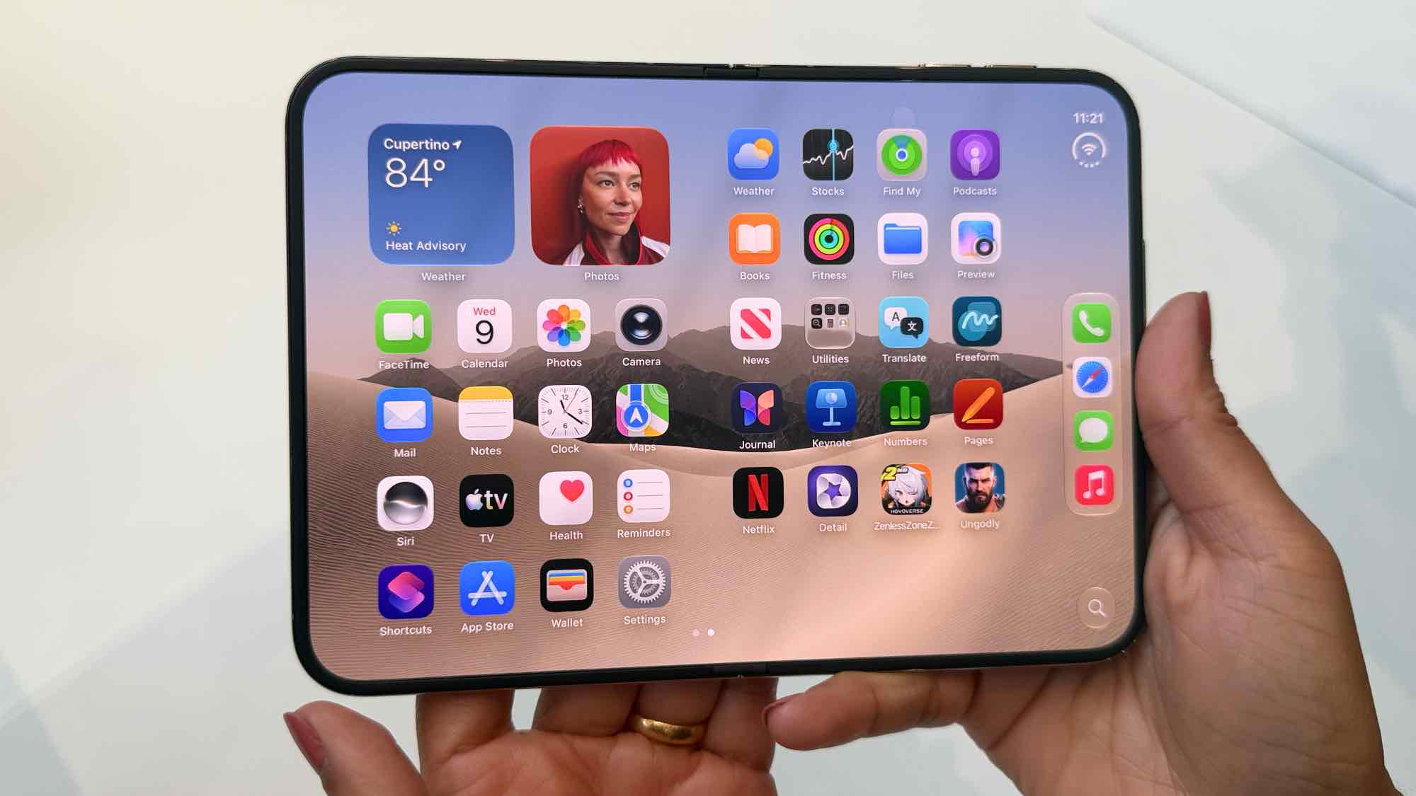 Apple представила iPhone Duo, кинувши виклик конкурентам 11