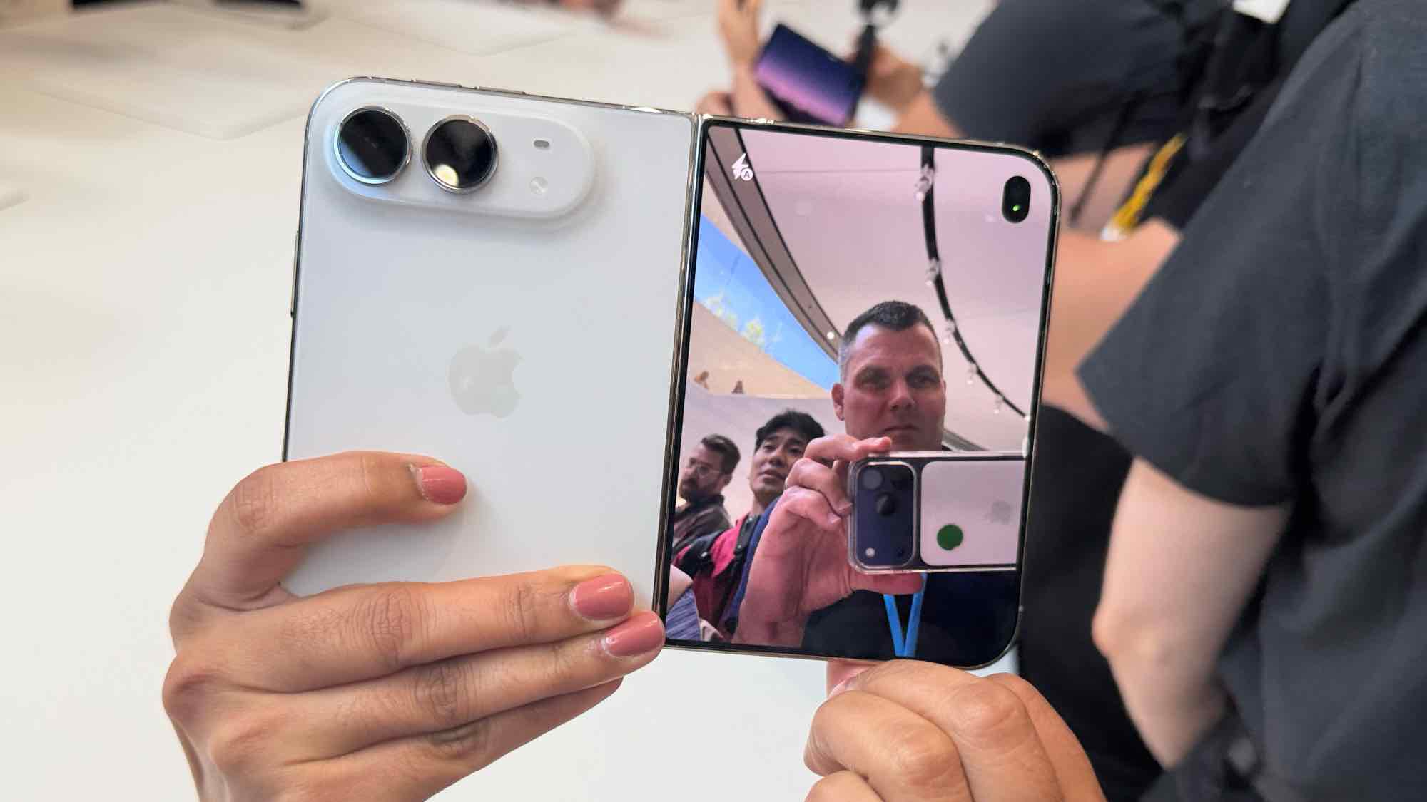Apple представила iPhone Duo, кинувши виклик конкурентам 7