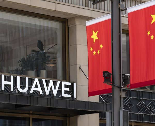 Чутки про втечу CEO Huawei з Кицями перед новими обмеженнями вибухнули в соцмережах