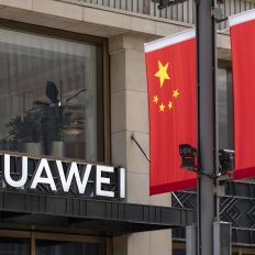 Молодша донька очільника Huawei з’явилася в Пекіні, розвіявши чутки про втечу родини 3 Молодша донька очільника Huawei з’явилася в Пекіні, розвіявши чутки про втечу родини 3