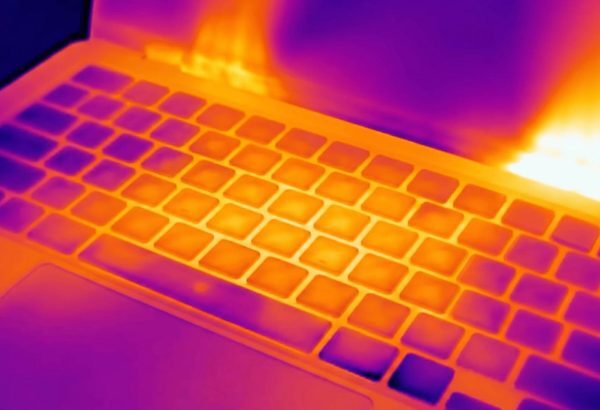 Apple поверне гроші за MacBook Pro, але клієнт втрачає $2000 і шукає допомоги закону