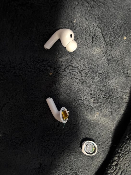 Власник AirPods Pro 3 зламав підробку при заміні амбушури 4