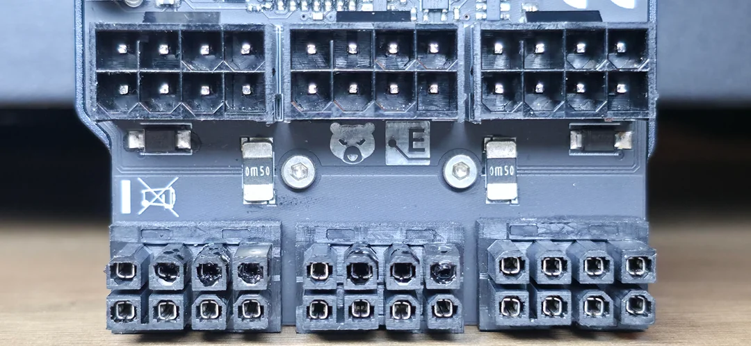 Карти AMD RX 7900 XTX почали плавити 8-пінові роз'єми живлення 2 Карти AMD RX 7900 XTX почали плавити 8-пінові роз'єми живлення 2