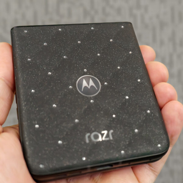 Motorola Razr засяяв 35 кристалами Swarovski