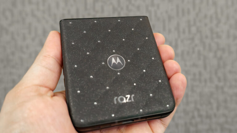 Motorola Razr засяяв 35 кристалами Swarovski 30