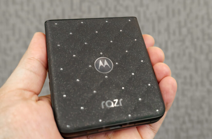 Головна 6 Motorola Razr засяяв 35 кристалами Swarovski
