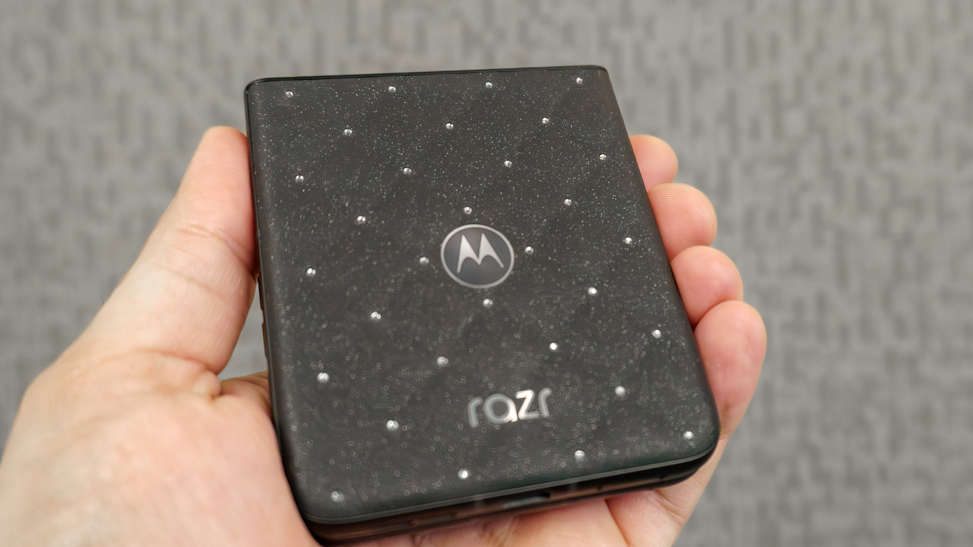 Motorola Razr засяяв 35 кристалами Swarovski 1