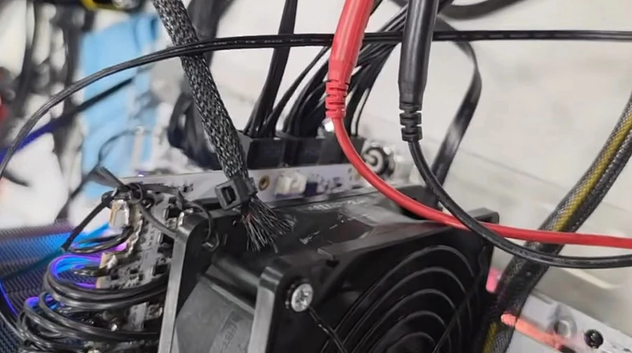 NVIDIA RTX 5090 отримає три 8-контактні роз'єми замість двох 12V-2×6 1