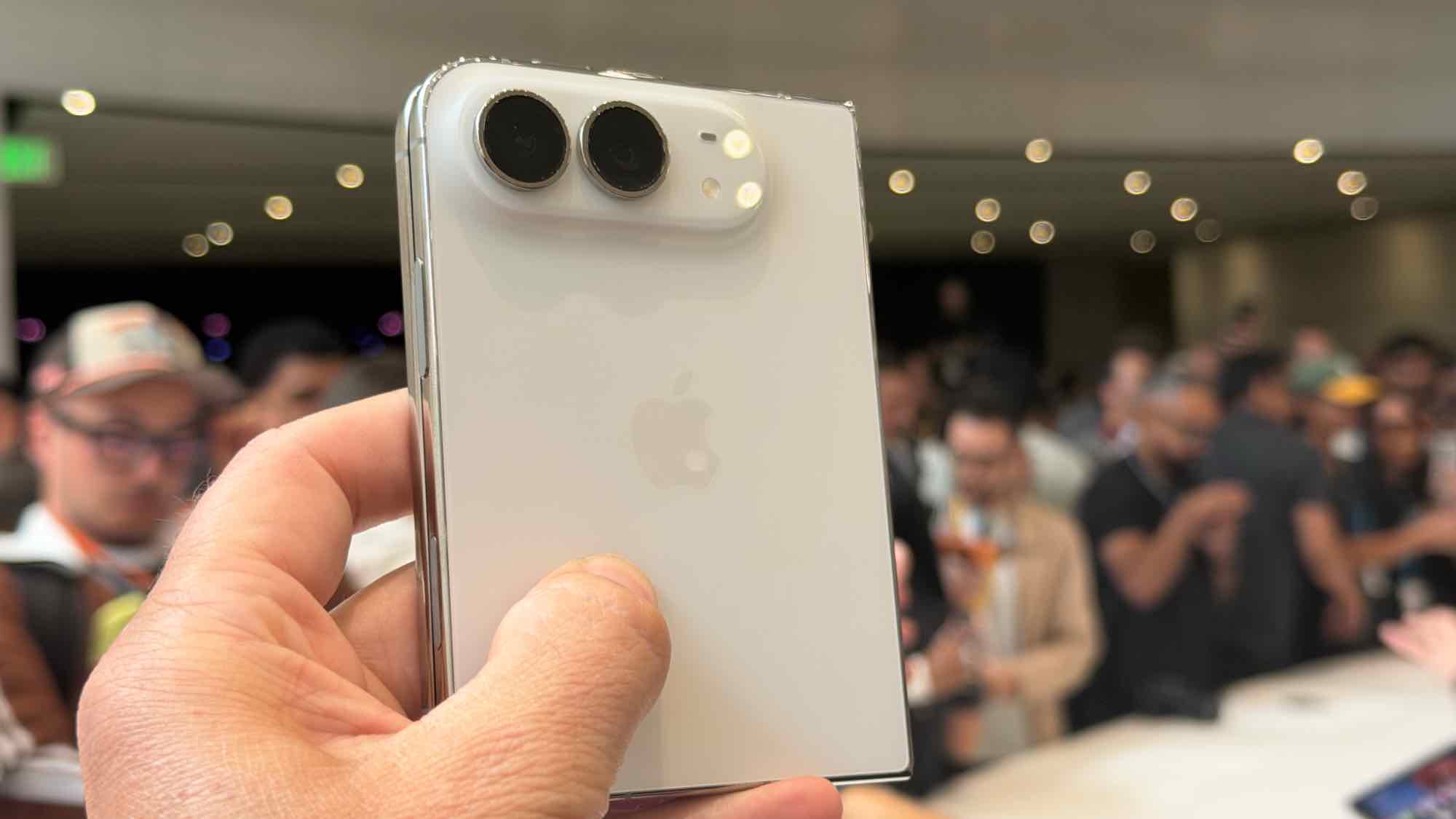 Apple представила iPhone Duo, кинувши виклик конкурентам 8