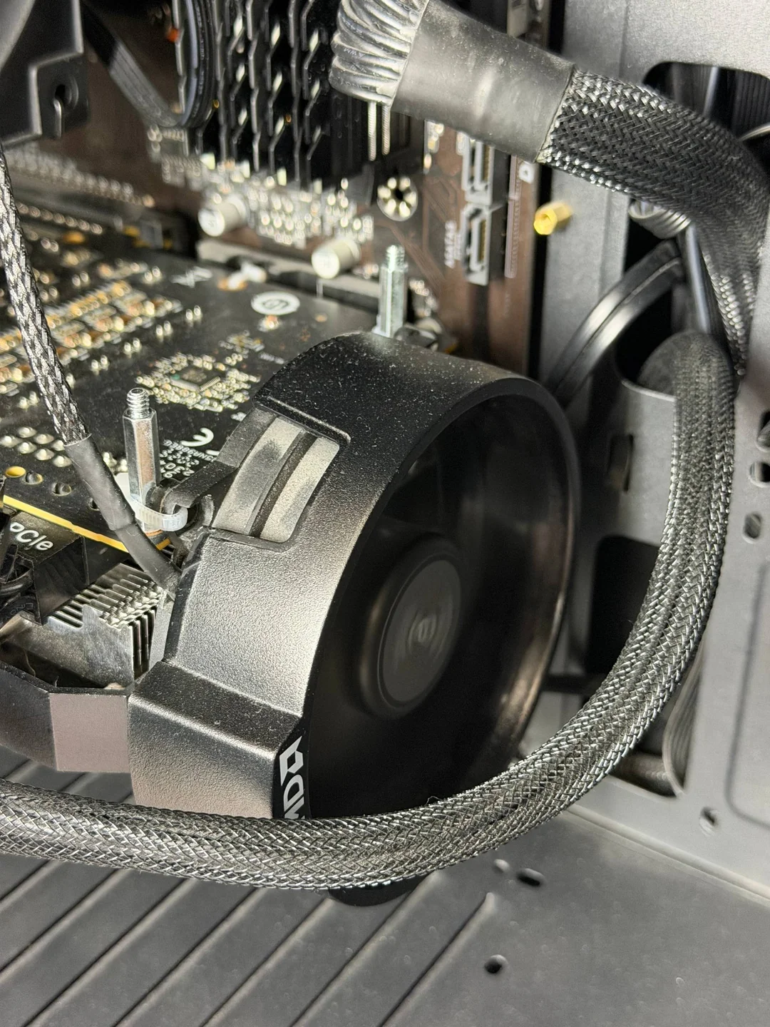 Reddit-користувач охолодив RX 5700 XT до 83°C за допомогою вентилятора AMD 3 Reddit-користувач охолодив RX 5700 XT до 83°C за допомогою вентилятора AMD 3