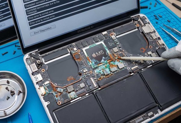 Власника MacBook Air звинувачують в пошкодженні рідиною, він заперечує свою провину