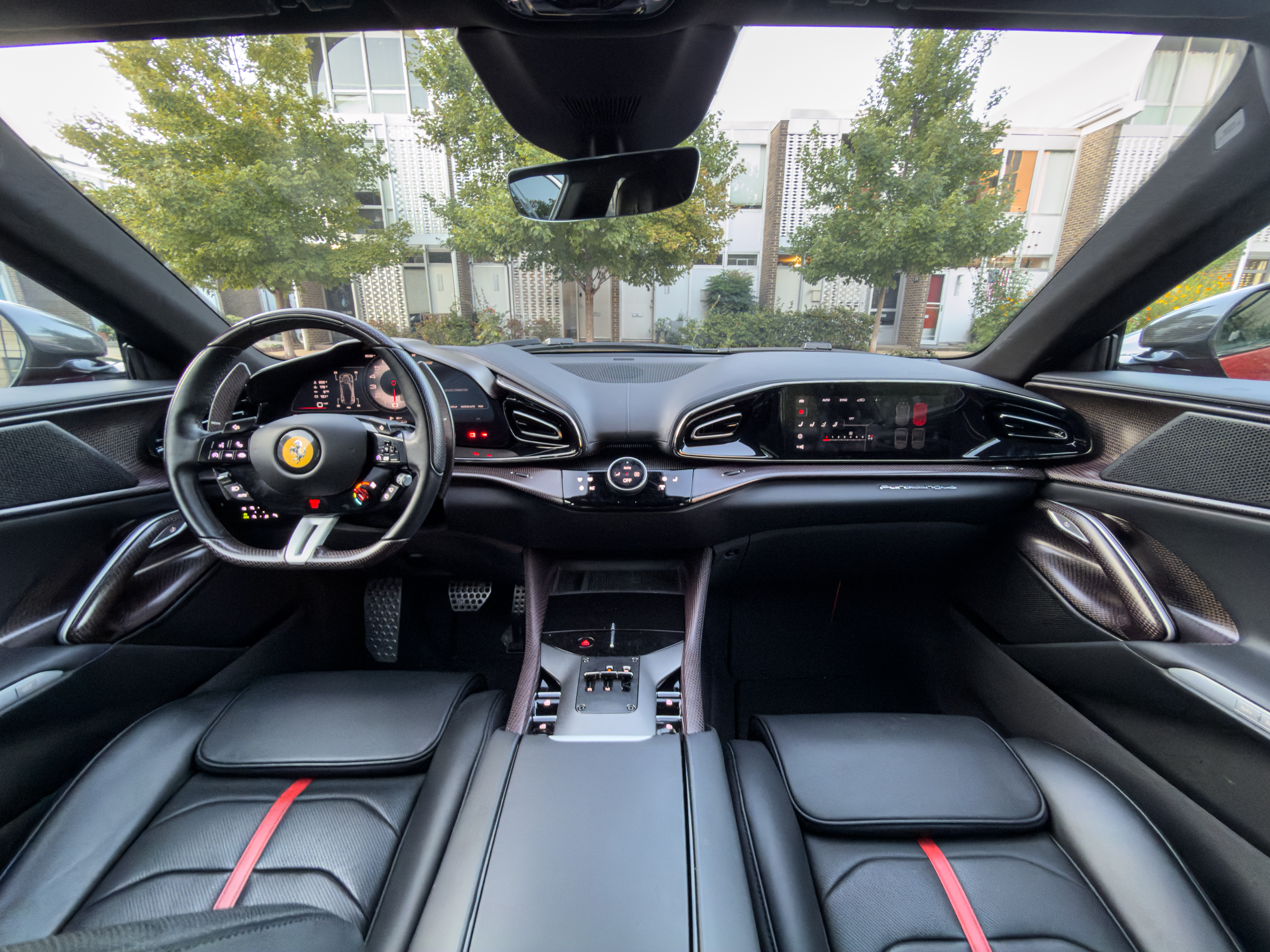 Ferrari Purosangue: Не все те позашляховик, що має високий кліренс 6