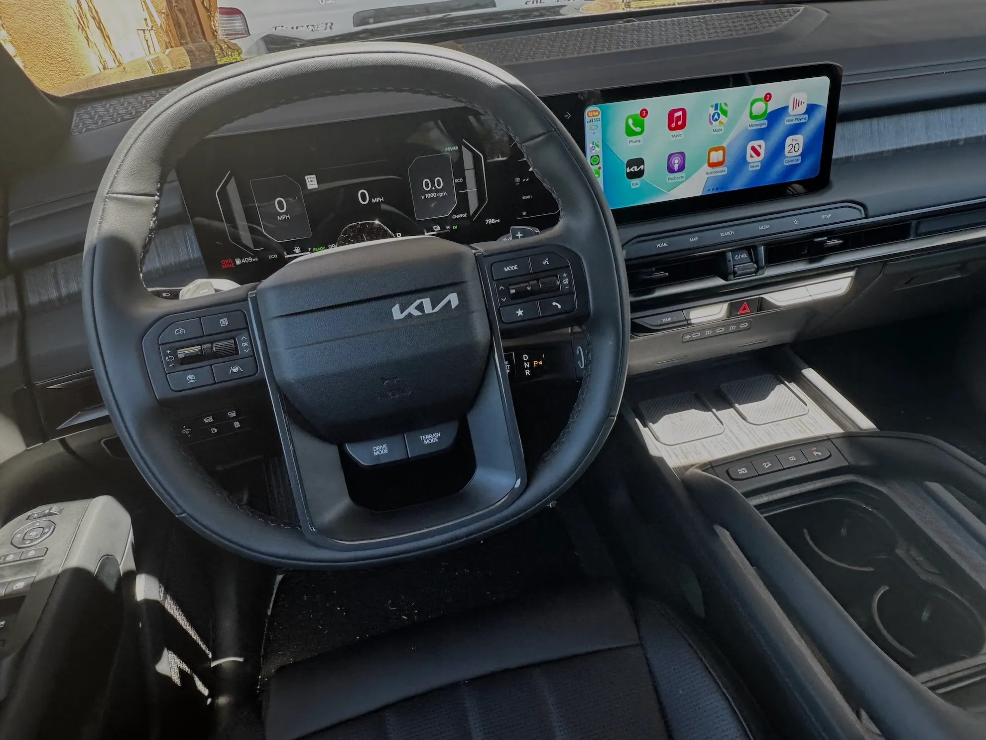 Tesla Cybercab виїжджає на дороги та стикається з перешкодою 5