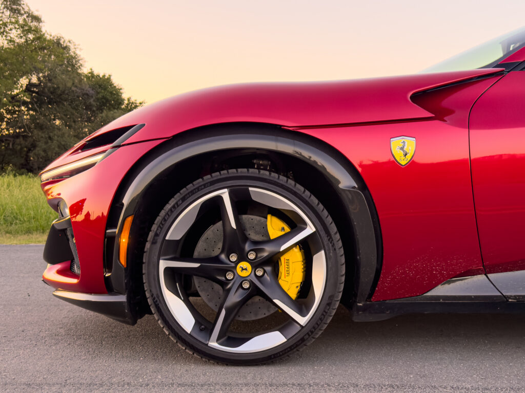 Ferrari Purosangue: Не все те позашляховик, що має високий кліренс 7