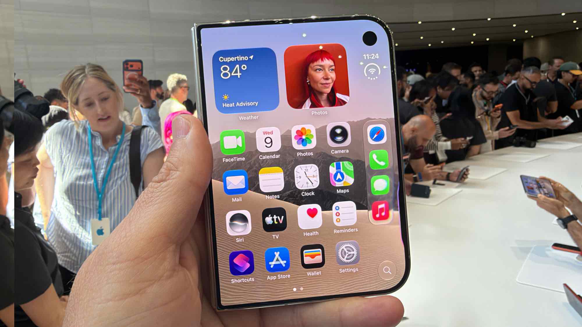 Apple представила iPhone Duo, кинувши виклик конкурентам 3