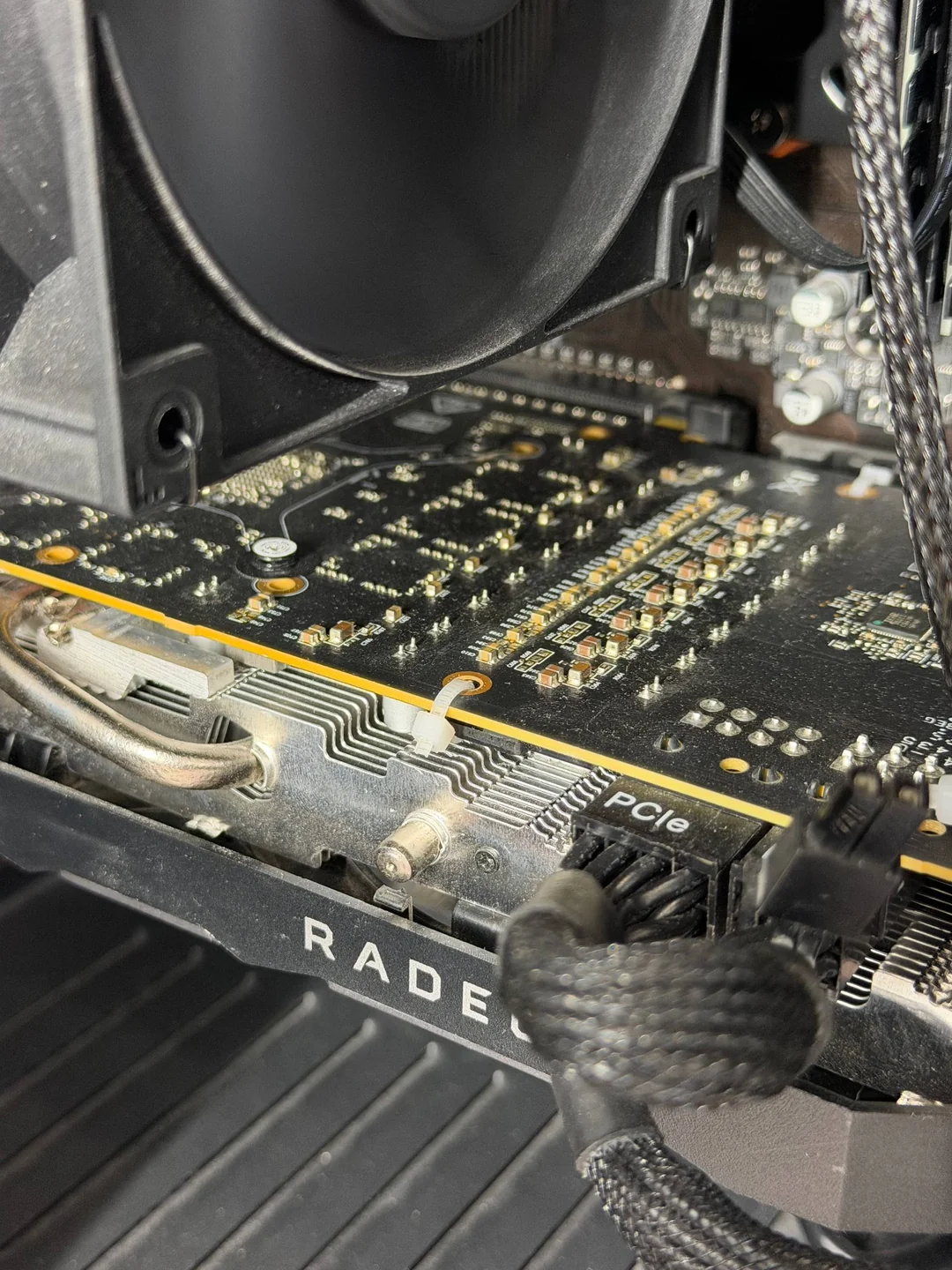 Reddit-користувач охолодив RX 5700 XT до 83°C за допомогою вентилятора AMD 2 Reddit-користувач охолодив RX 5700 XT до 83°C за допомогою вентилятора AMD 2