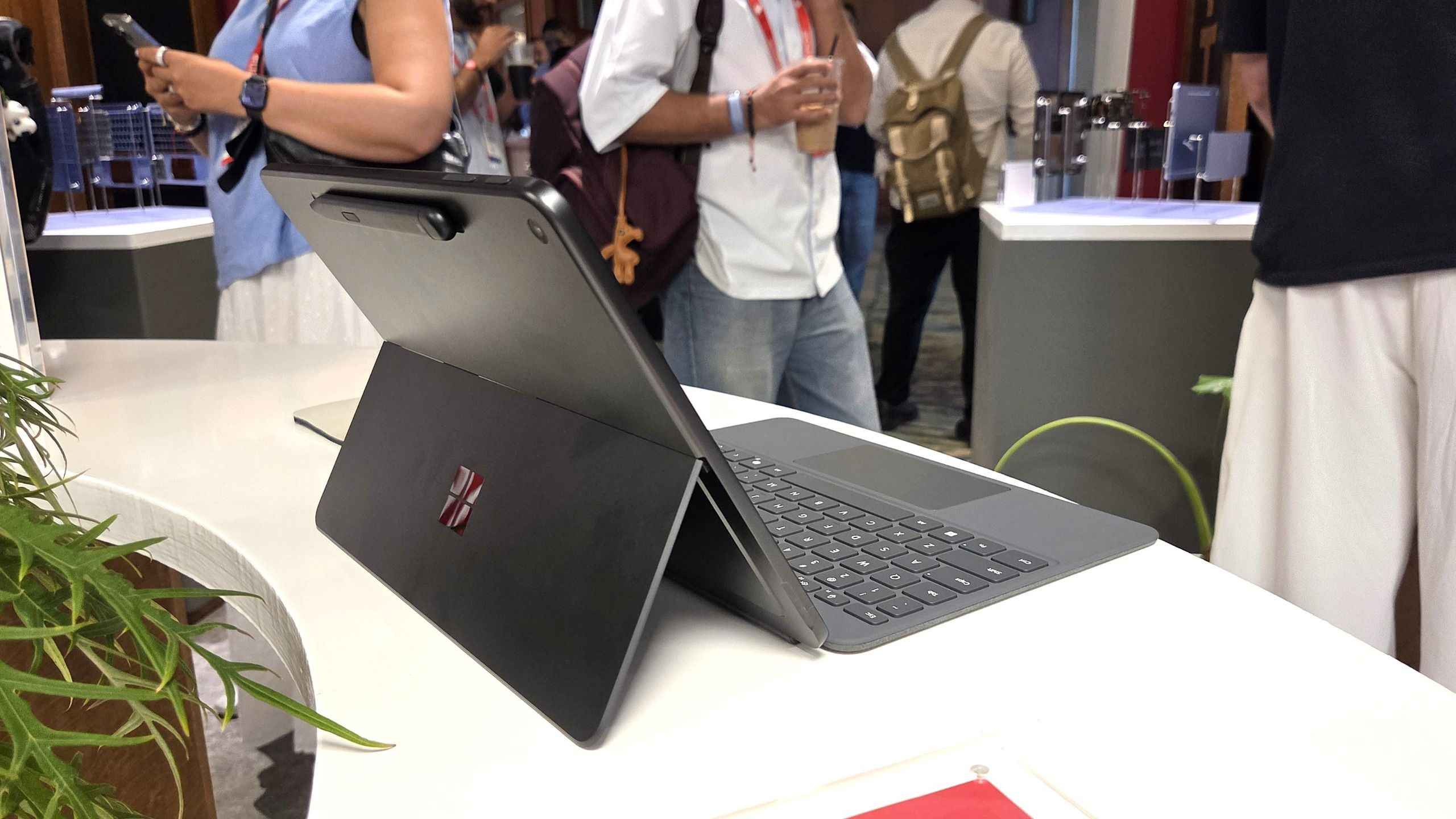Microsoft переглядає стратегію Windows: оновлення Surface, ребрендинг Copilot+ та нова AI-парадигма 4