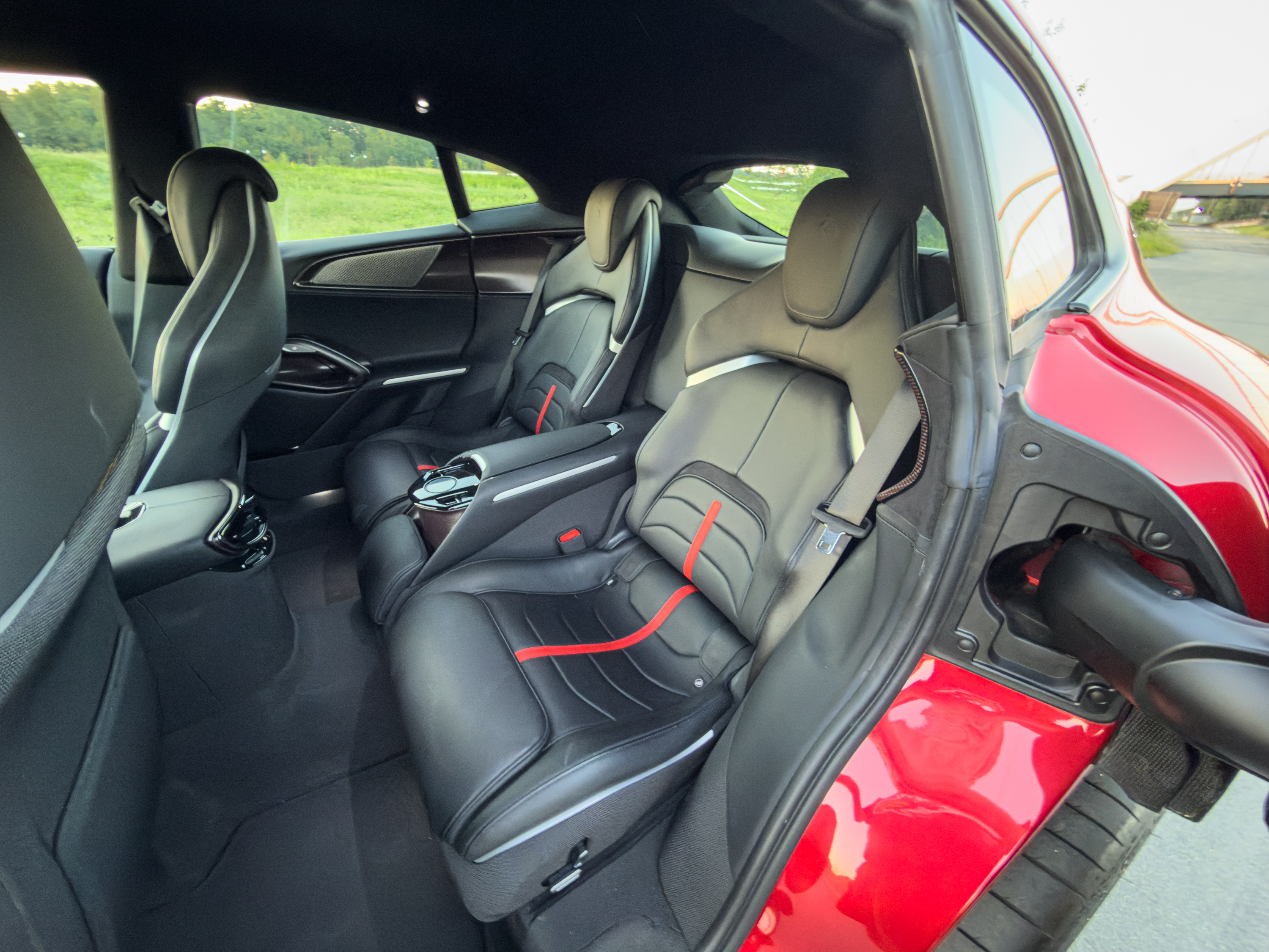 Ferrari Purosangue: Не все те позашляховик, що має високий кліренс 9