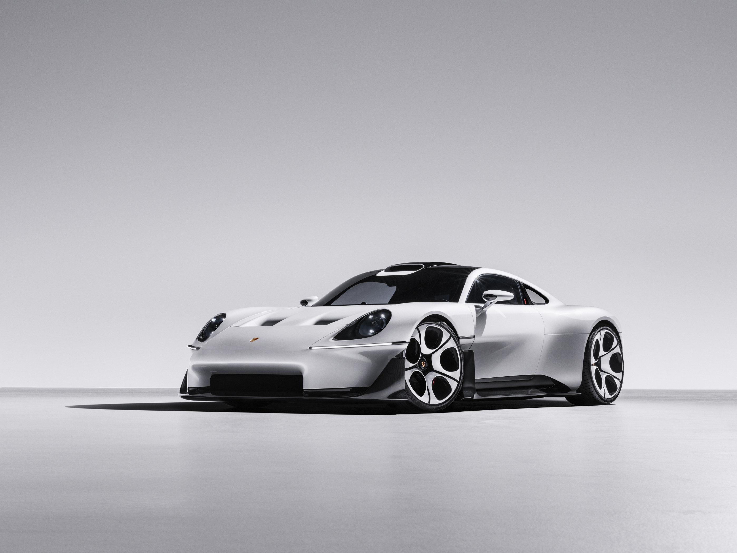 Porsche представила новий суперкар з двигуном посередині 2