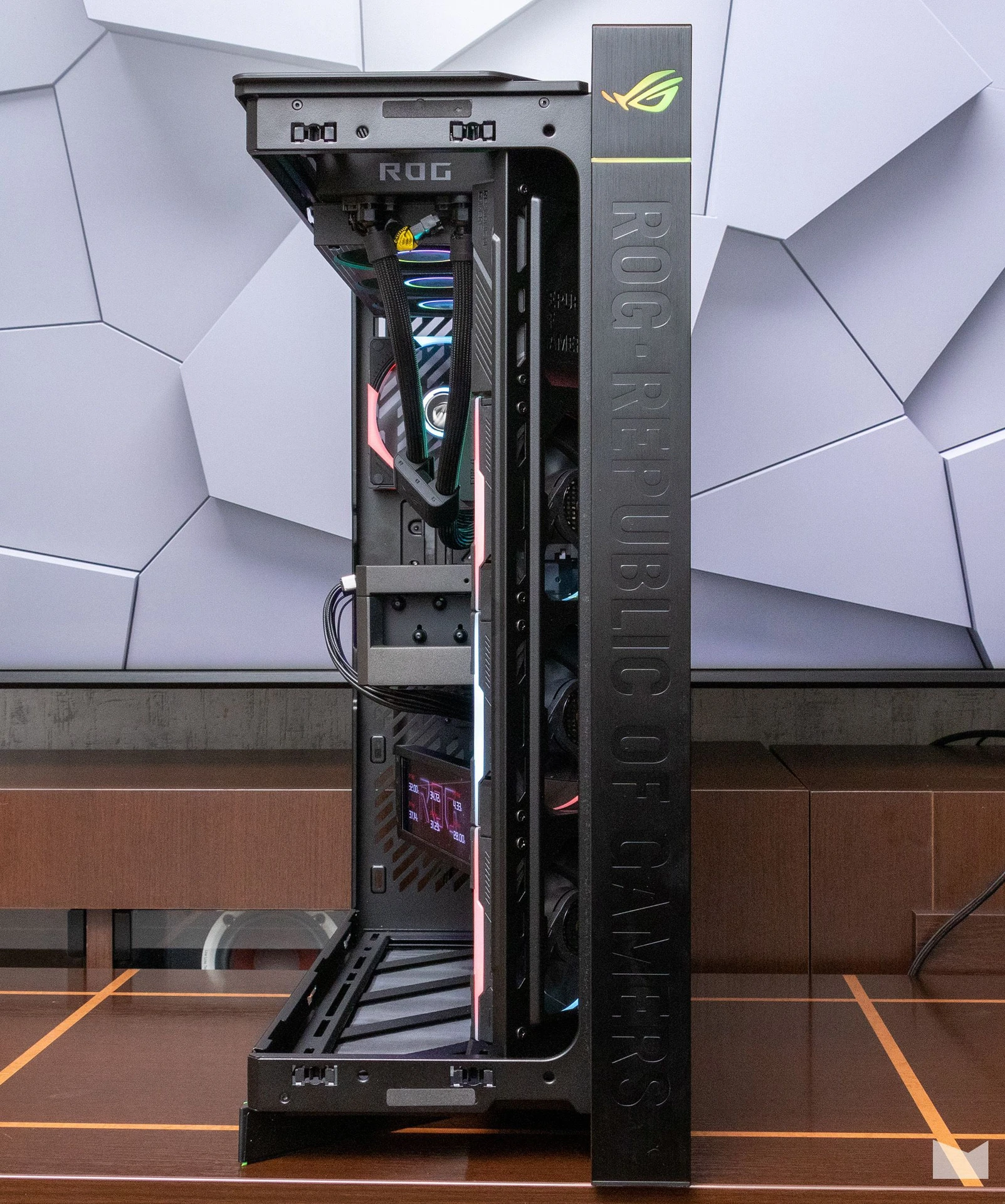 ПК з RTX 5080 та Ryzen 7 9800X3D в корпусі ASUS ROG Cronox ARGB 38