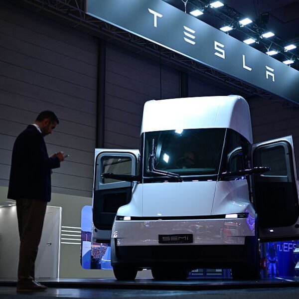 Tesla Cybertruck зіткнувся з викликами інфраструктури
