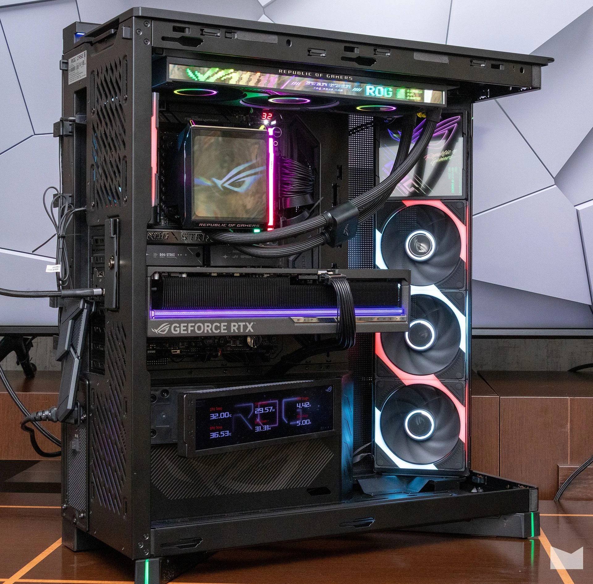 ПК з RTX 5080 та Ryzen 7 9800X3D в корпусі ASUS ROG Cronox ARGB 37