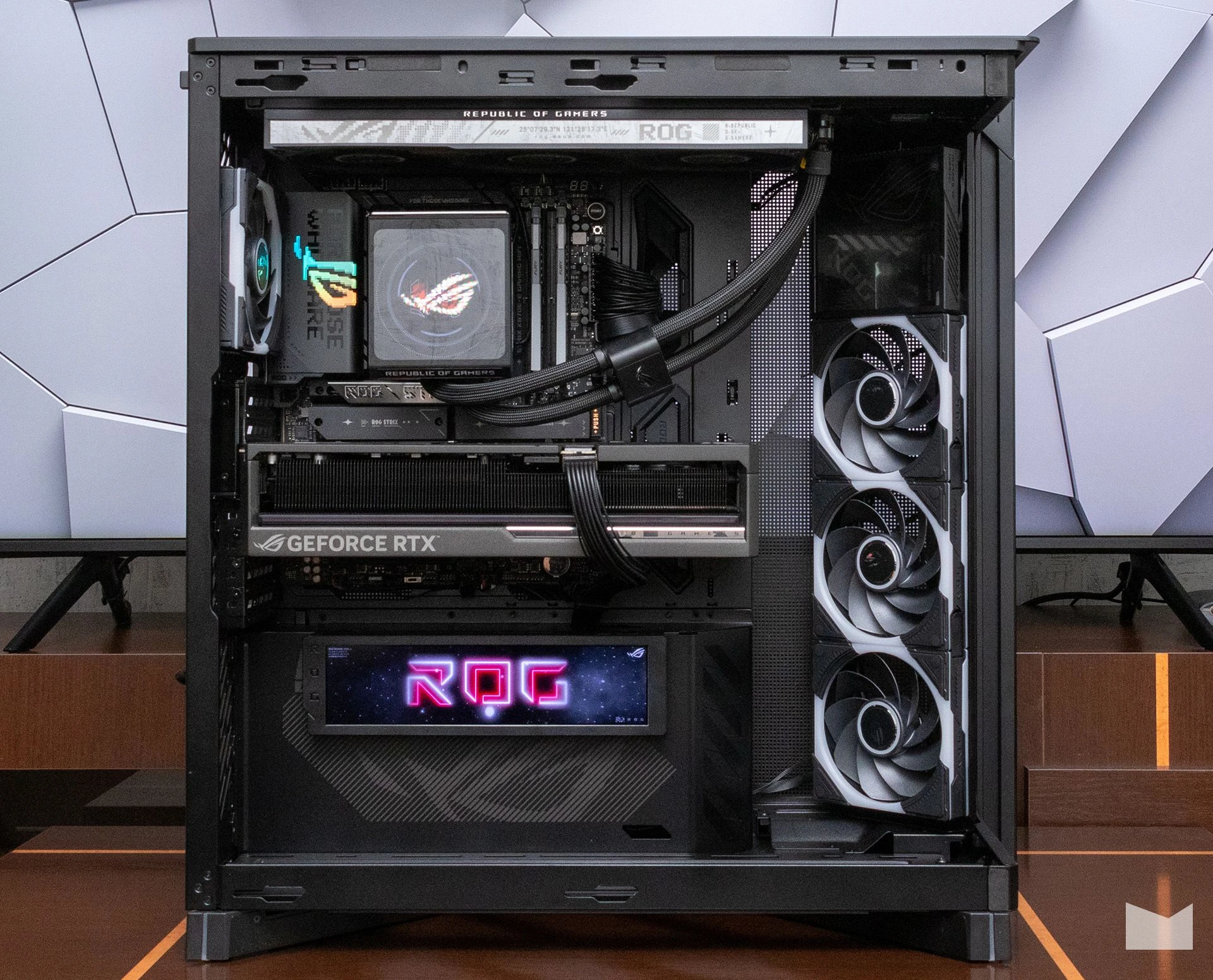 ПК з RTX 5080 та Ryzen 7 9800X3D в корпусі ASUS ROG Cronox ARGB 26