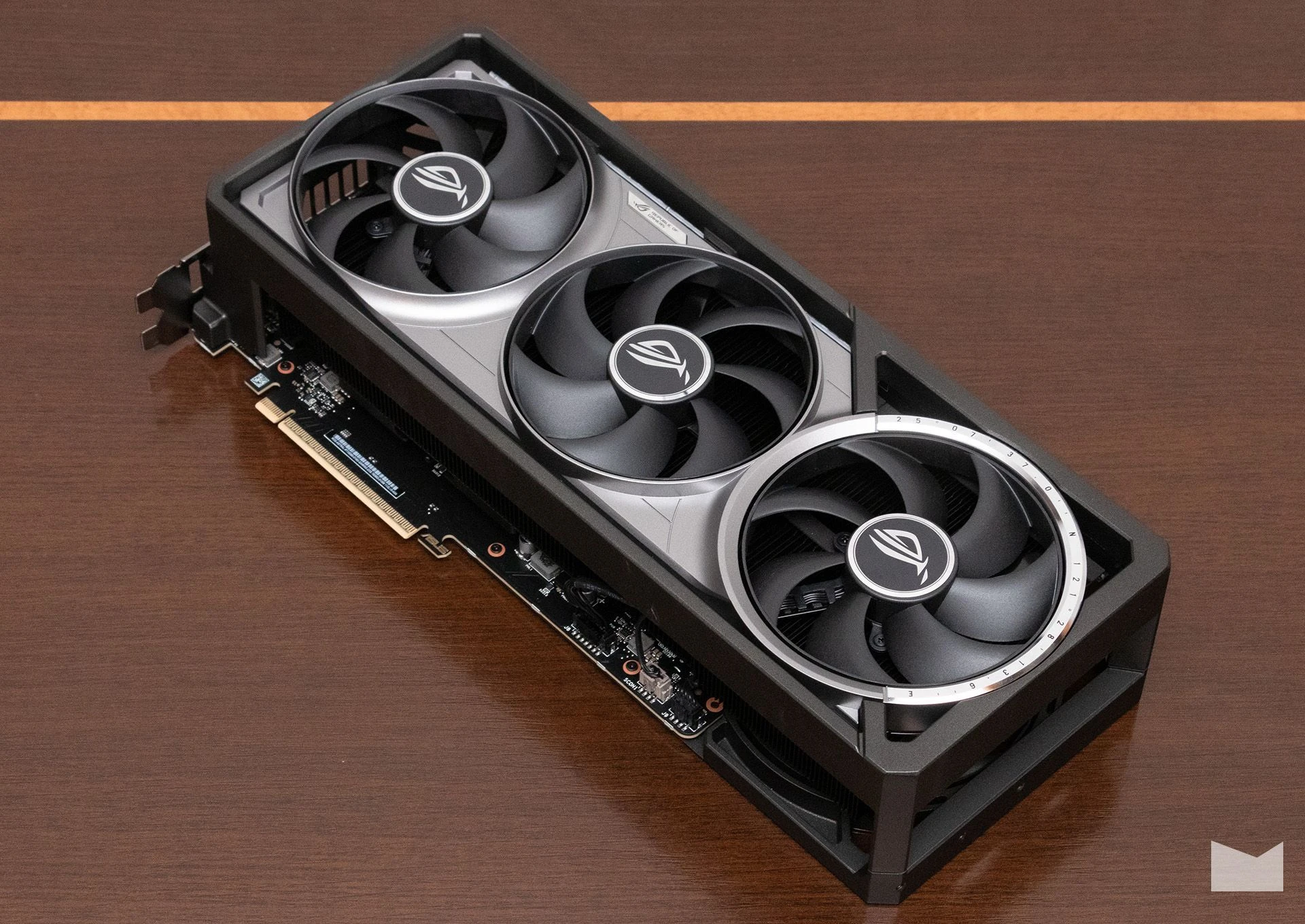 ПК з RTX 5080 та Ryzen 7 9800X3D в корпусі ASUS ROG Cronox ARGB 7