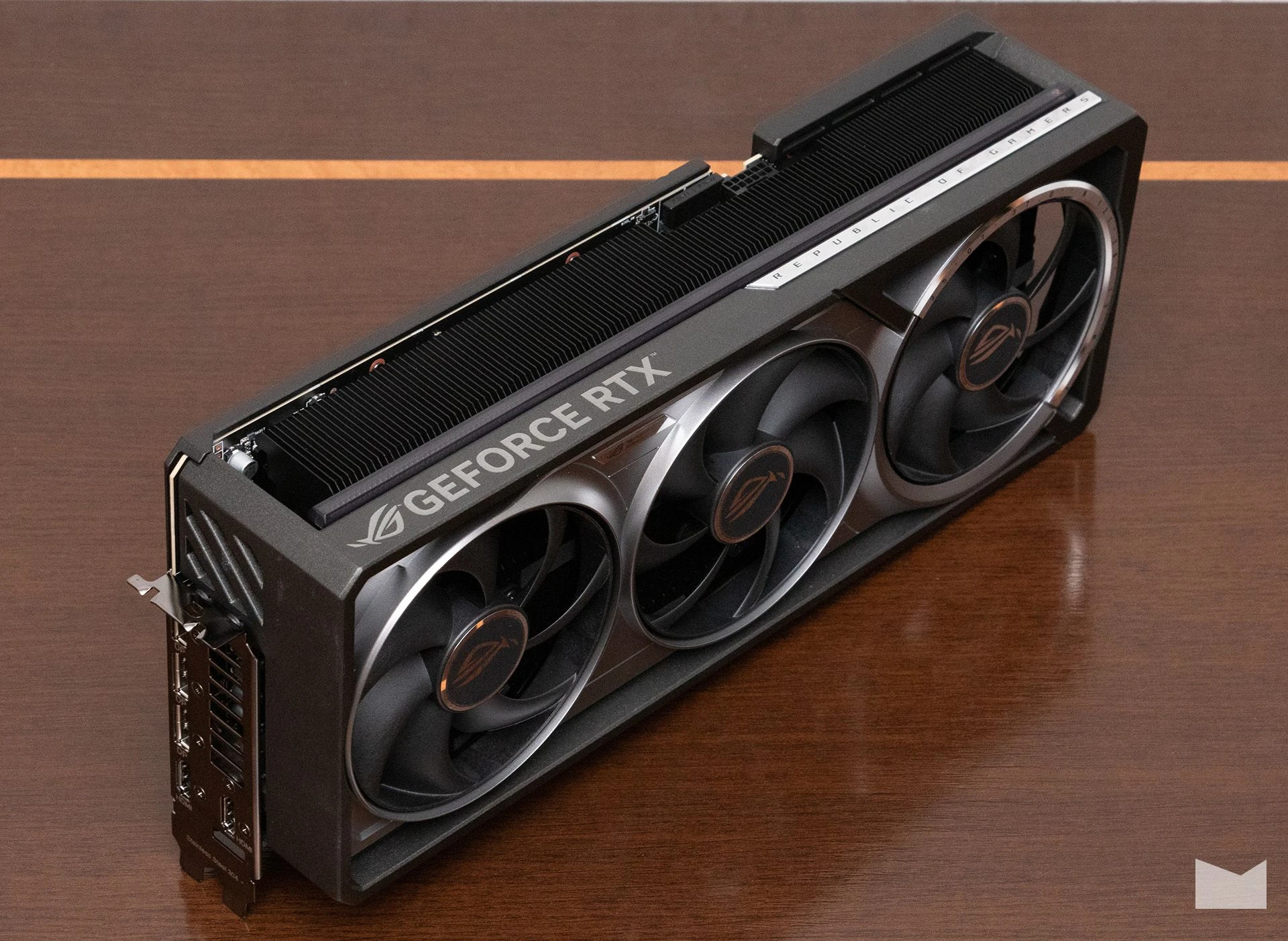 ПК з RTX 5080 та Ryzen 7 9800X3D в корпусі ASUS ROG Cronox ARGB 13