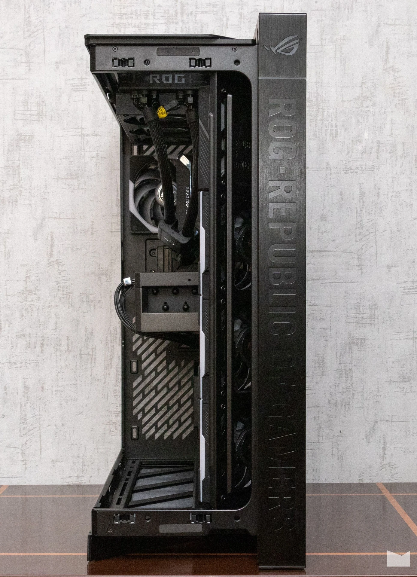 ПК з RTX 5080 та Ryzen 7 9800X3D в корпусі ASUS ROG Cronox ARGB 21