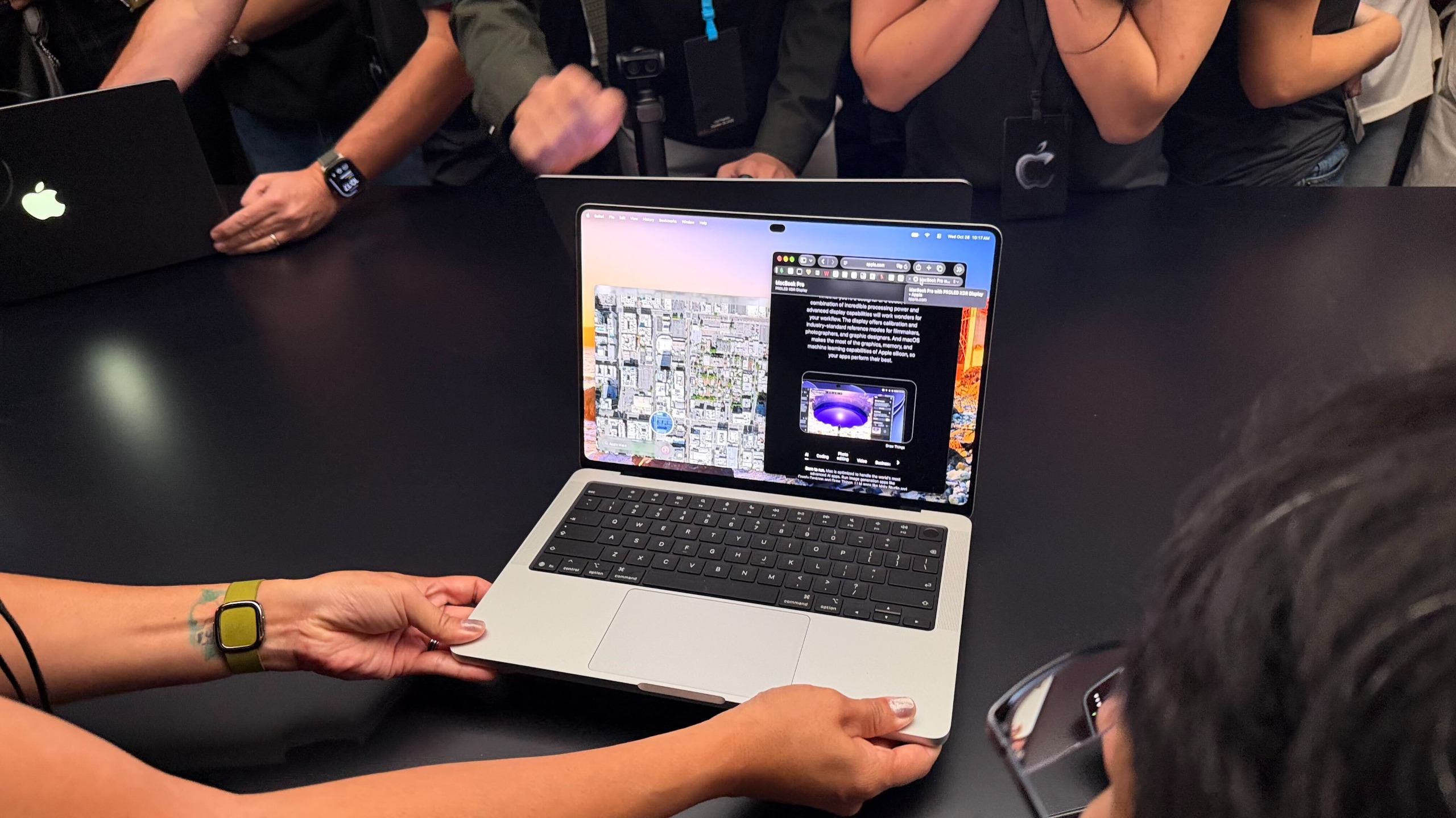Apple покаже MacBook Pro з OLED-екраном, Dynamic Island та чіпом M5 Pro у трифунтовій вазі 5