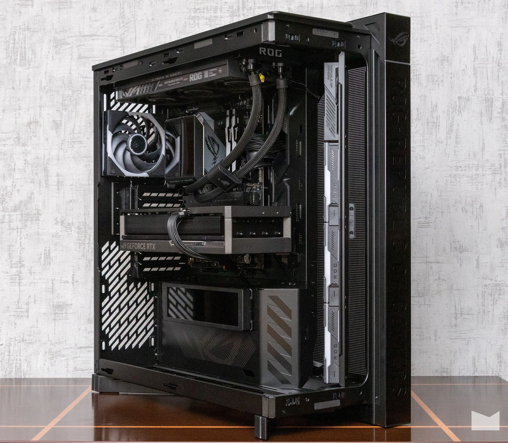 ПК з RTX 5080 та Ryzen 7 9800X3D в корпусі ASUS ROG Cronox ARGB 20