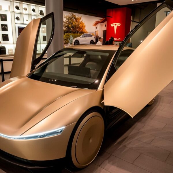 Tesla залучила $30 млрд нових кредитних ліній для розширення виробництва Cybercab та Optimus