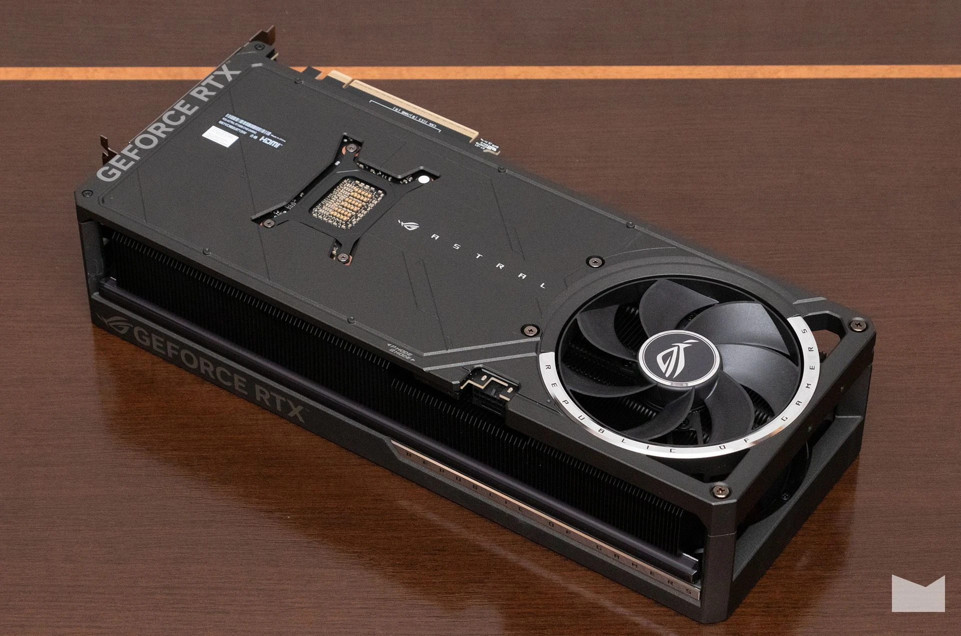 ПК з RTX 5080 та Ryzen 7 9800X3D в корпусі ASUS ROG Cronox ARGB 8
