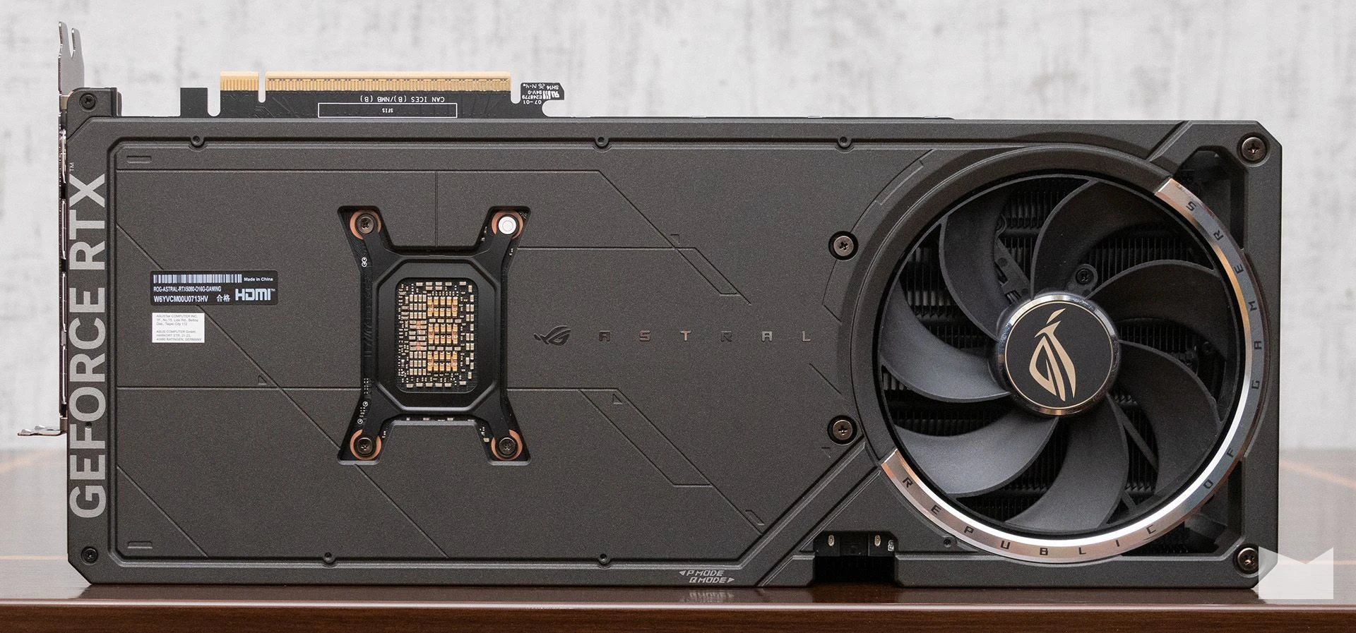 ПК з RTX 5080 та Ryzen 7 9800X3D в корпусі ASUS ROG Cronox ARGB 12