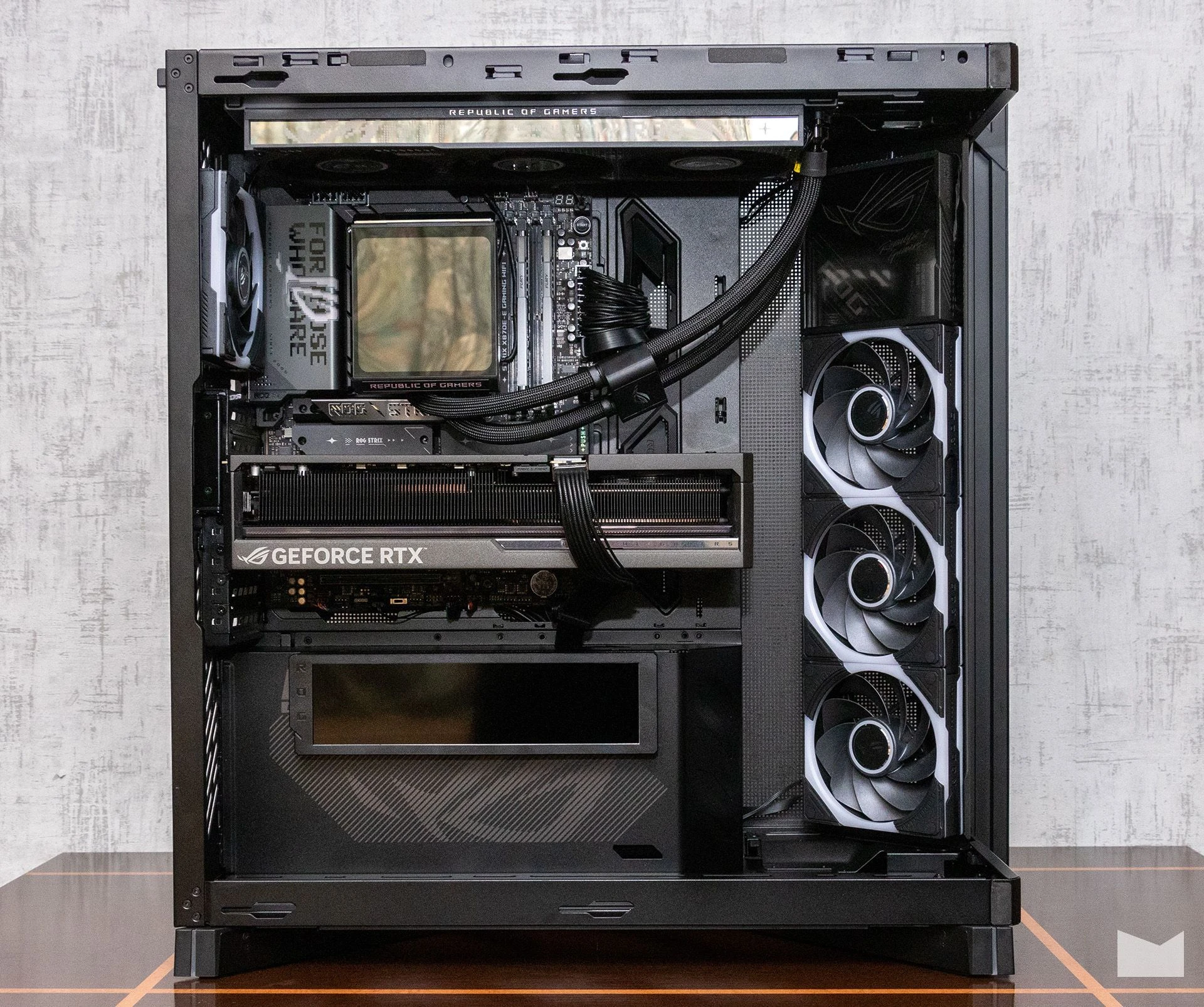 ПК з RTX 5080 та Ryzen 7 9800X3D в корпусі ASUS ROG Cronox ARGB 19