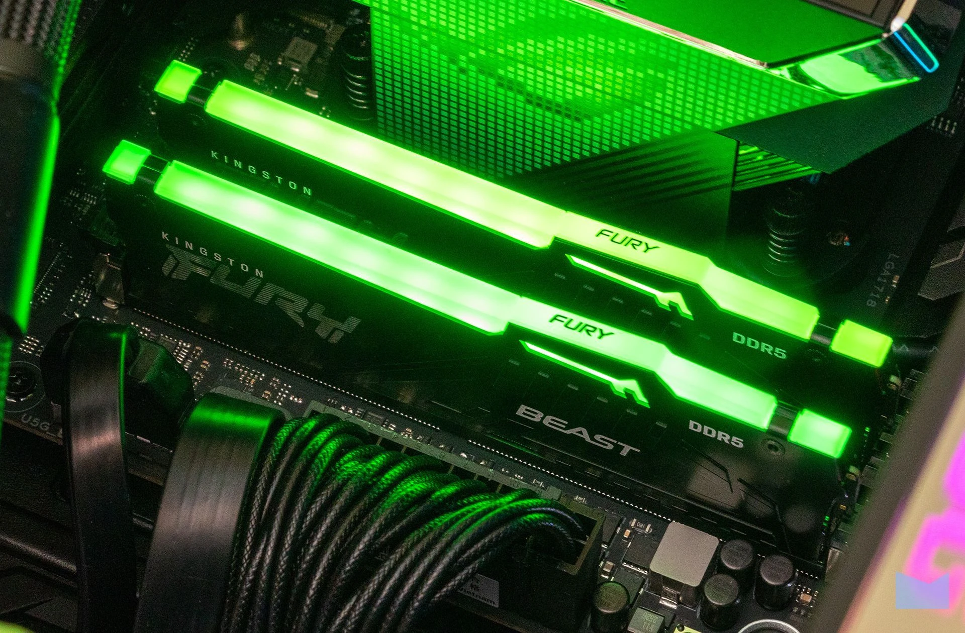 ПК з RTX 5080 та Ryzen 7 9800X3D в корпусі ASUS ROG Cronox ARGB 16